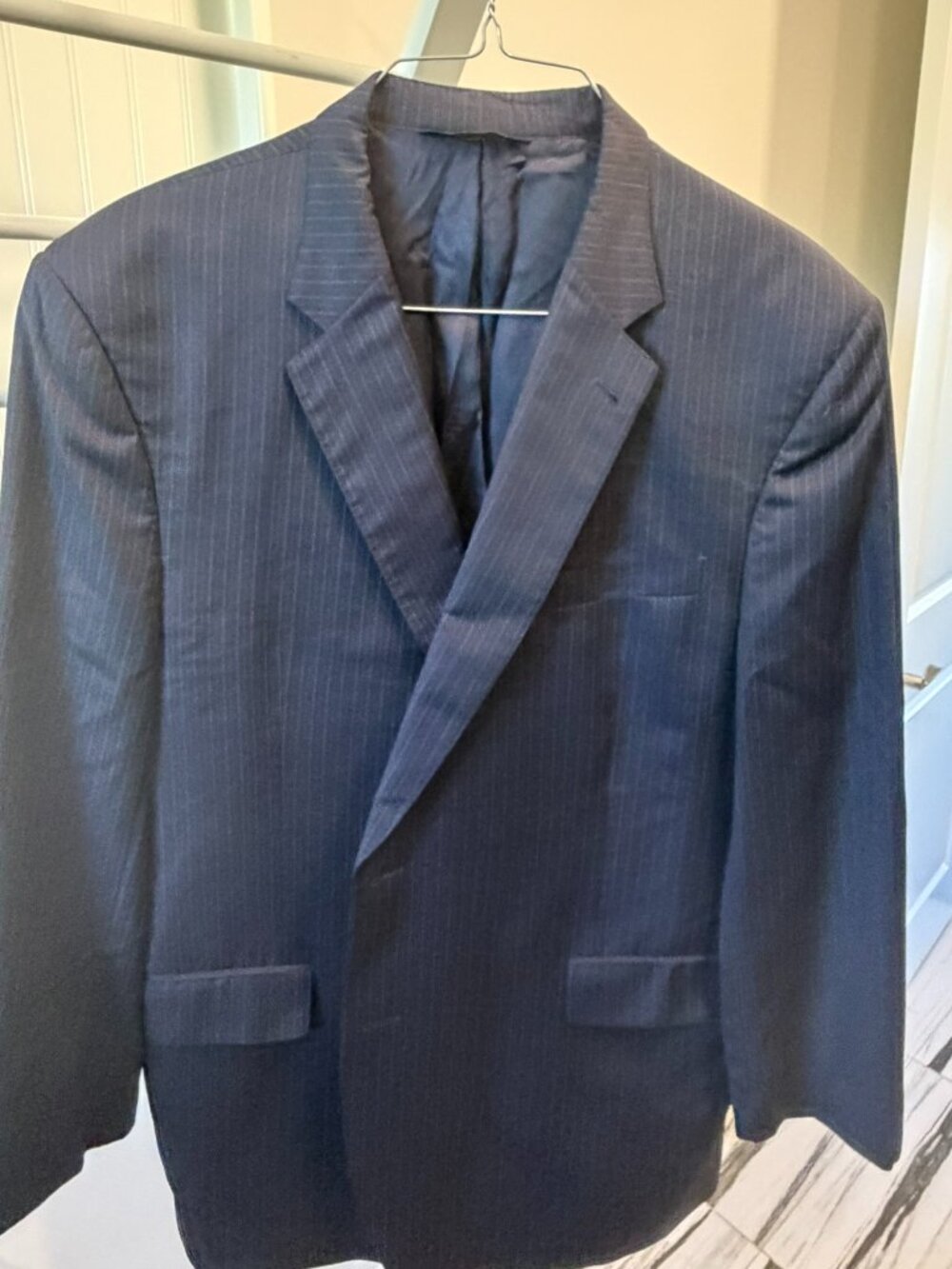 Mens 2 piece Jos A Bank dark navy and white suit